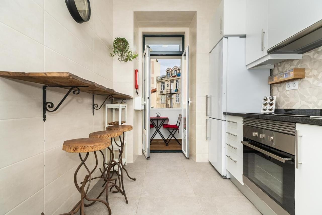 Maison d'hôtes Retro M2 R4 - Lovely Double With Shared Bathroom Lisboa