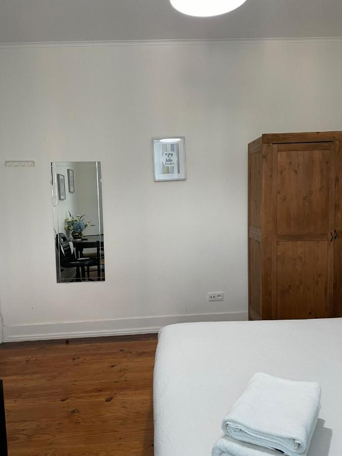 Maison d'hôtes Retro M2 R4 - Lovely Double With Shared Bathroom Lisboa